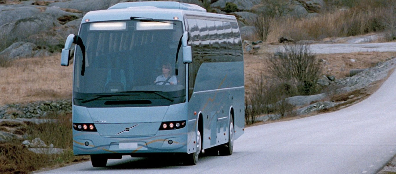 Πειραιάς: Τουριστικό λεωφορείο έπεσε πάνω σε κολώνα στην Ακτή Μιαούλη - Απεγκλωβίστηκε ο οδηγός (βίντεο-φωτο) (upd)